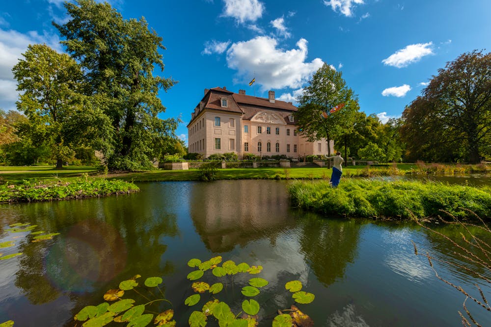 Schlosssee mit Schloss Branitz &ndash; &copy; StG Stockfoto – Adobe Stock