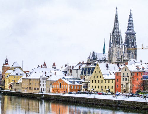 Regensburg, Dom und Donau im Winter – © visualpower - stock.adobe.com