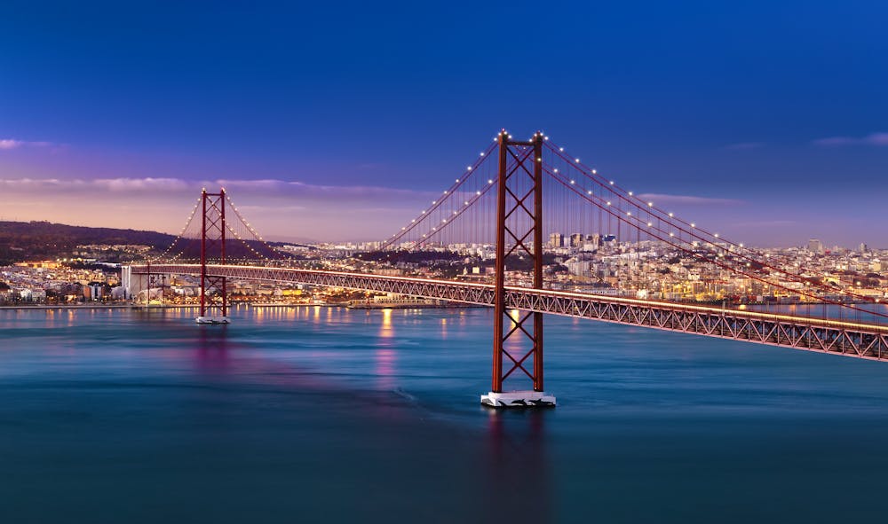 Ponte 25 de Abril in Lissabon &ndash; &copy; PUNTO STUDIO FOTO AG - stock.adobe.com