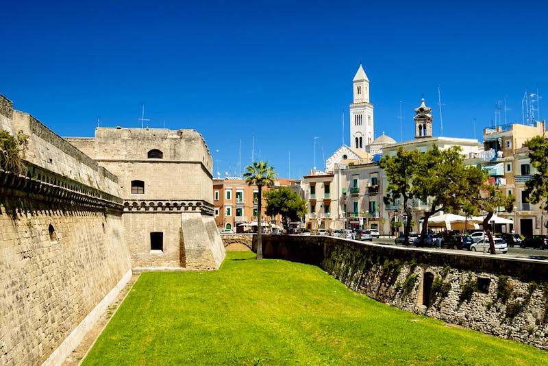 Bari - Festung und Altstadt - ©maxsyd - Adobe Stockphoto