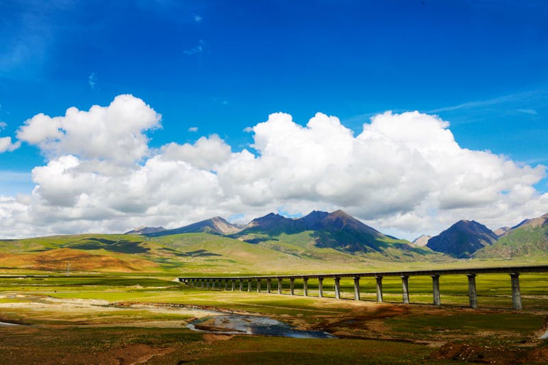 Zugstrecke durch die Provinz Qinghai - ©fuyi - stock.adobe.com