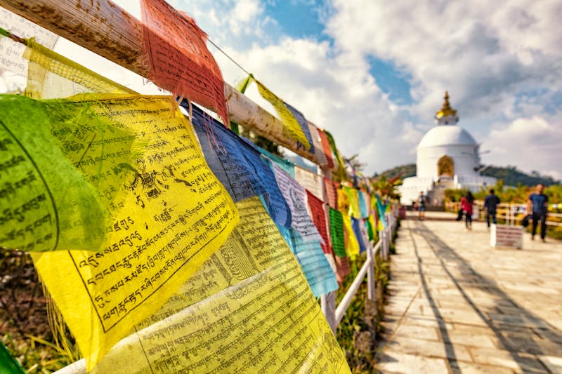 Pagode mit Gebetsfahnen in Pokhara, Nepal - ©Ingo Bartussek - stock.adobe.com