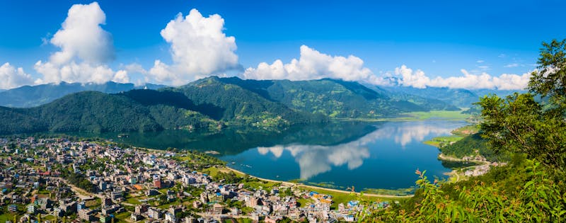 Die Stadt Pokhara am Phewa-See - ©Ashley Whitworth - stock.adobe.com