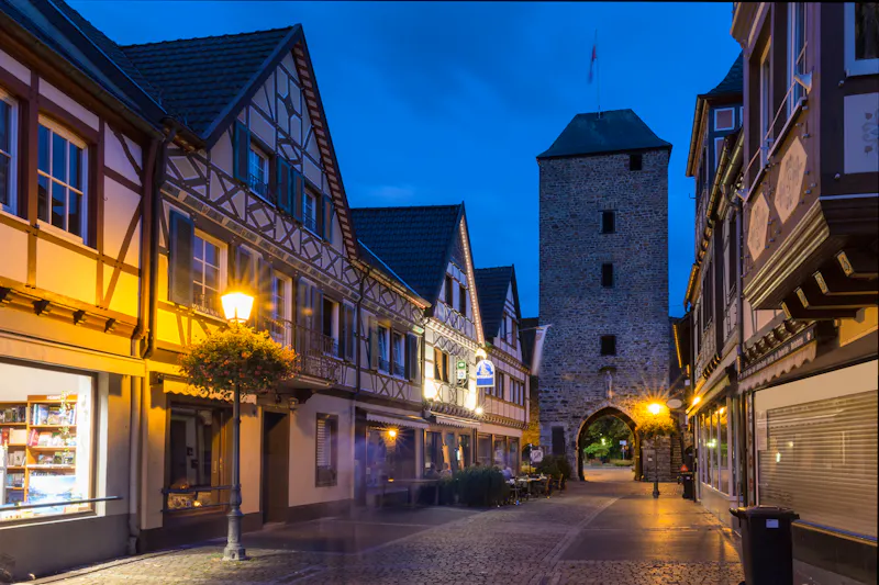 Ahrweiler, Gasse zum Ahrtor zur blauen Stunde - &copy;thosti57 - stock.adobe.com