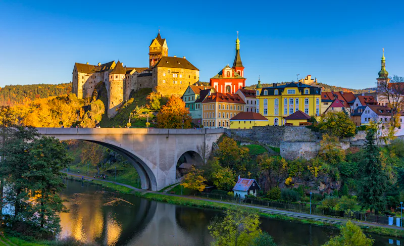 Loket - pittoreske mittelalterliche Kleinstadt bei Karlsbad - Blick auf Burg und Eger-Brücke&nbsp;&ndash;&nbsp;&copy;&nbsp;daliu - Adobe Stockphoto