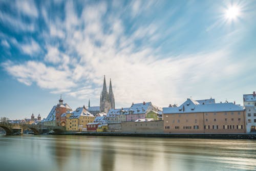 Regensburg an der Donau im Winter mit Promenade und Dom und Steinerner Brücke &ndash; &copy; ©stgrafix - stock.adobe.com
