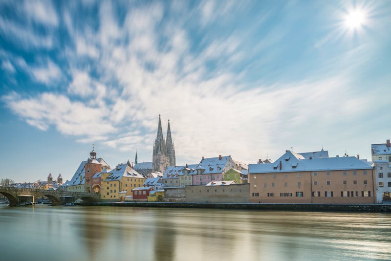 Regensburg an der Donau im Winter mit Promenade und Dom und Steinerner Brücke - ©©stgrafix - stock.adobe.com