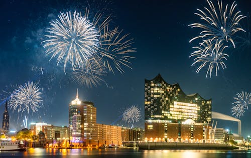 Silvester in Hamburg - Feuerwerk an der Elbphilharmonie &ndash; &copy; ©m.mphoto - stock.adobe.com