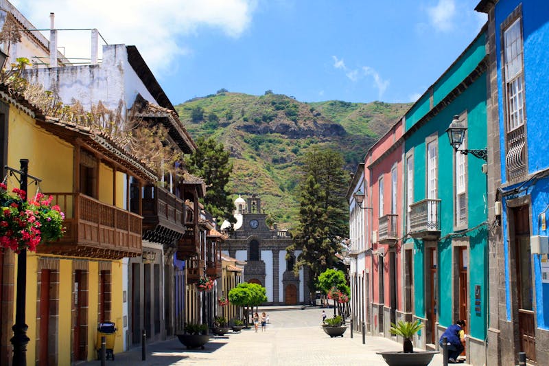 Straße mit Holzbalkonen in Teror - Gran Canaria - ©©Stephan von Mikusch - stock.adobe.com