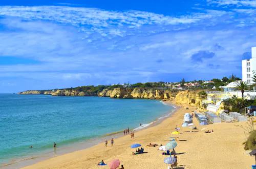 Strand von Armacao de Pera an der Algarve &ndash; &copy; ©Peter - stock.adobe.com
