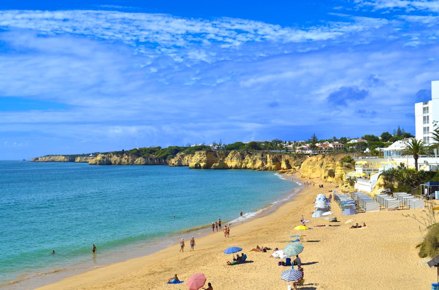 Strand von Armacao de Pera an der Algarve – © ©Peter - stock.adobe.com
