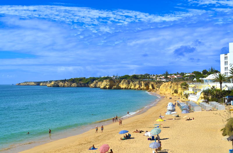 Strand von Armacao de Pera an der Algarve - ©©Peter - stock.adobe.com