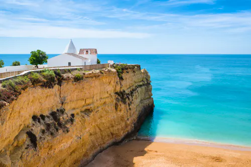 Kapelle Nossa Senhora da Rocha an der Algarve &ndash; &copy; ©alexanderkonsta - stock.adobe.com