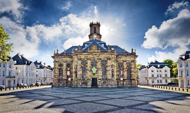 Saarbrücken Ludwigskirche mit Ludwigsplatz Panorama - ©Petair - Fotolia