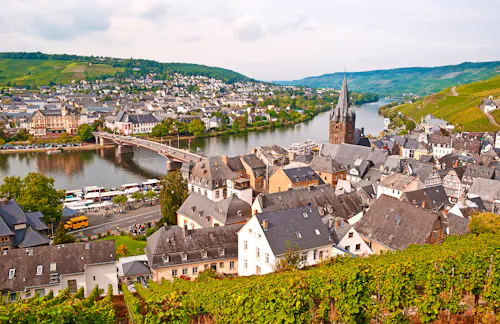 Bernkastel-Kues mit der Weinlage Doctorberg &ndash; &copy; ©mojolo - stock.adobe.com