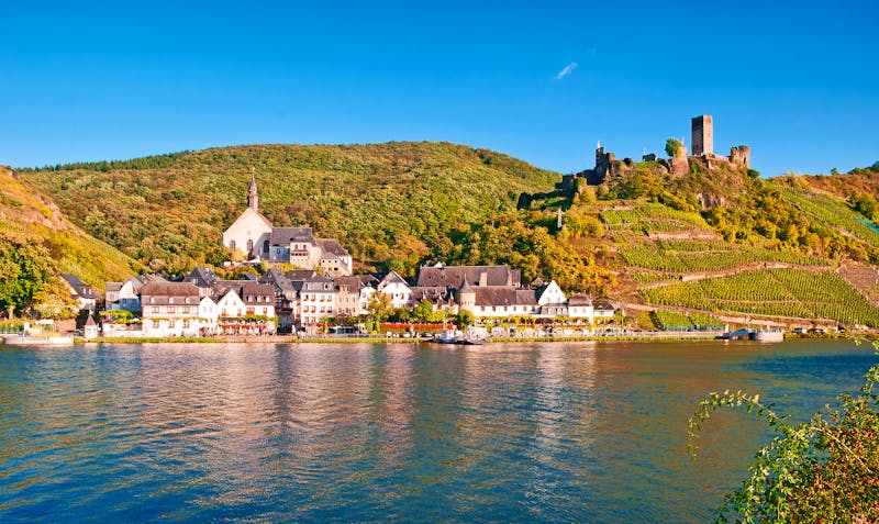 Weindorf Beilstein an der Mosel kurz vor der Weinlese - ©©mojolo - stock.adobe.com