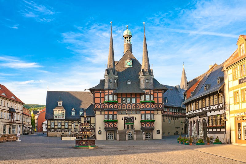 Marktplatz in Wernigerode mit dem berühmten Fachwerk-Rathaus - ©©Uwe Graf - stock.adobe.com