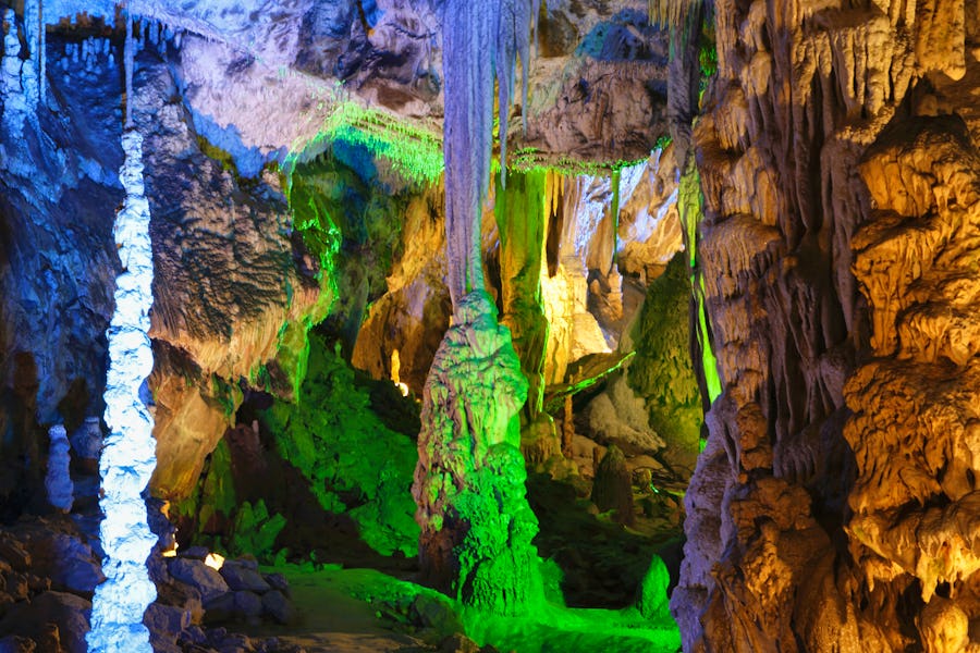 Punkva-Höhlen in Südmähren - farbenfroh erleuchtete Tropfstein-Gebilde – © ©murmakova - stock.adobe.com