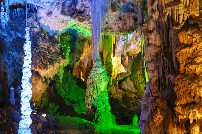 Punkva-Höhlen in Südmähren - farbenfroh erleuchtete Tropfstein-Gebilde - ©©murmakova - stock.adobe.com