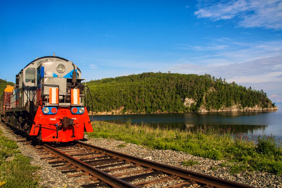 Transsibirische Eisenbahn am Baikalsee – © ©becklasl - stock.adobe.com
