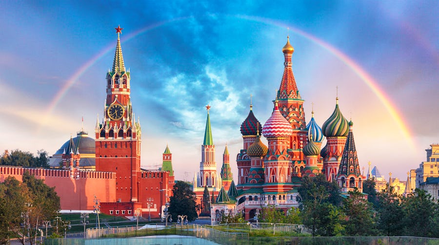 Moskau - Panoramablick auf den Roten Platz mit dem Moskauer Kreml und der Basilius-Kathedrale – © ©TTstudio - stock.adobe.com