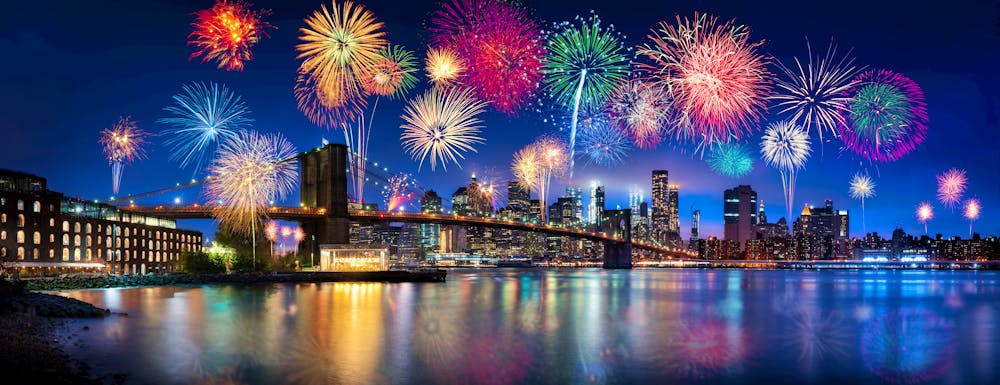 Feuerwerk über New York City, USA &ndash; &copy; ©eyetronic - stock.adobe.com