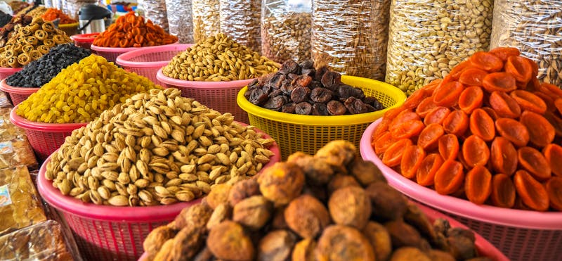Pistazien und Aprikosen auf einem Markt in Usbekistan - ©©alsem - stock.adobe.com