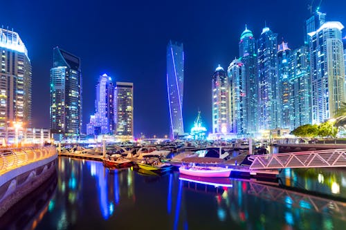 Dubai Marina bei Nacht &ndash; &copy; ©Patryk Kosmider - stock.adobe.com