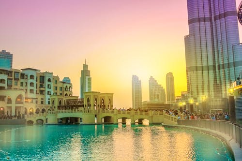 Sonnenaufgang im Dubai Downtown District - Burj Khalifa und Souk Al Bahar &ndash; &copy; bennymarty - Fotolia