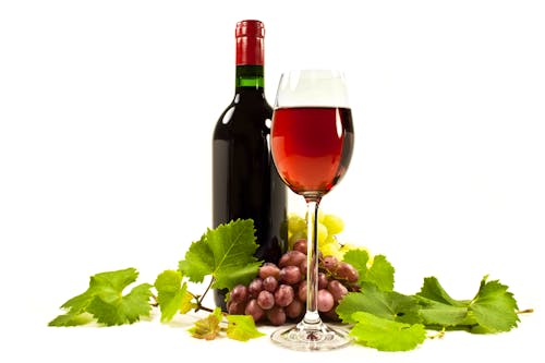 Rotwein - Weinglas und Weintrauben &ndash; &copy; ©PhotoSG - stock.adobe.com