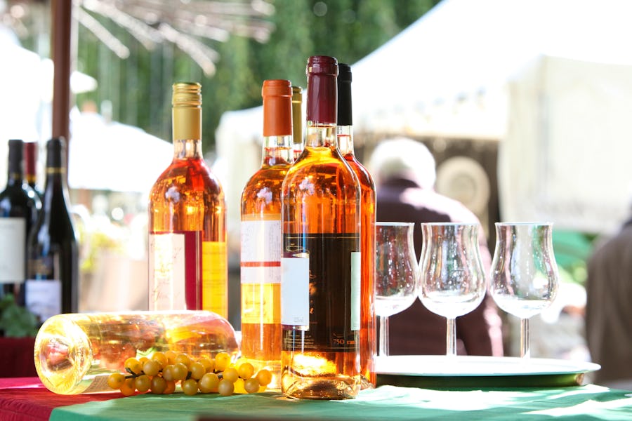 Weinprobe - Weinflaschen, Gläser und Trauben – © ©Knut Wiarda - stock.adobe.com