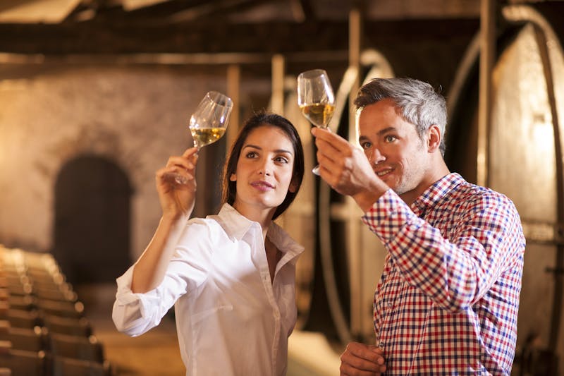 Winzer beurteilen ihren Weißwein - ©©jackfrog - stock.adobe.com