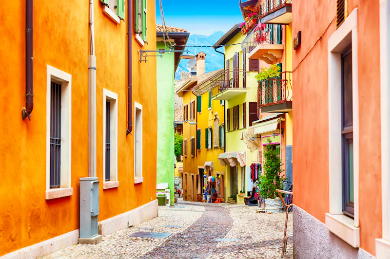 Schmale Gasse in Malcesine am Gardasee - &copy;Nikolay N. Antonov - stock.adobe.com