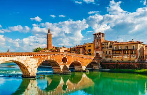 Verona - Altstadt mit Pietra-Brücke über den Adige-Fluss &ndash; &copy; ©Yasonya - stock.adobe.com