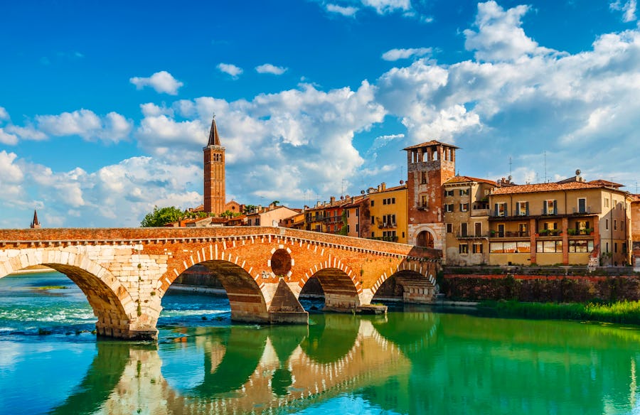 Verona - Altstadt mit Pietra-Brücke über den Adige-Fluss – © ©Yasonya - stock.adobe.com