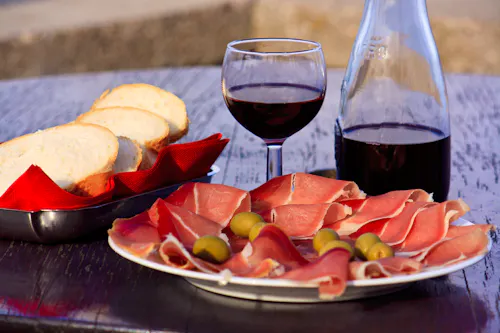 Schinken und Rotwein &ndash; &copy; ©Dalmatin.o - stock.adobe.com