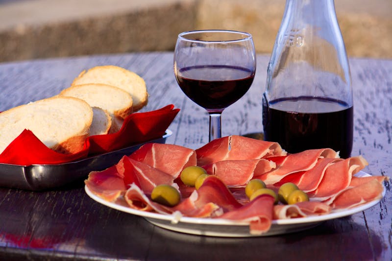 Schinken und Rotwein - ©©Dalmatin.o - stock.adobe.com