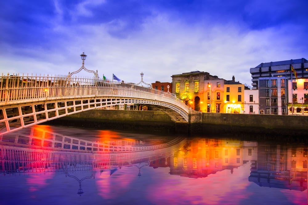 Abendstimmung an der Ha'penny Bridge über den River Liffey in Dublin &ndash; &copy; ©littleny - stock.adobe.com
