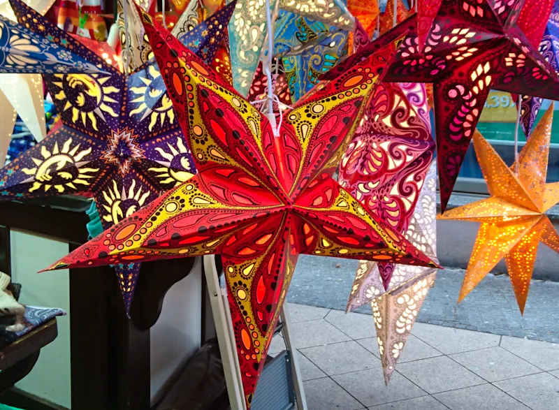 Sterne auf dem Schweriner Weihnachtsmarkt - &copy;Simone Willner