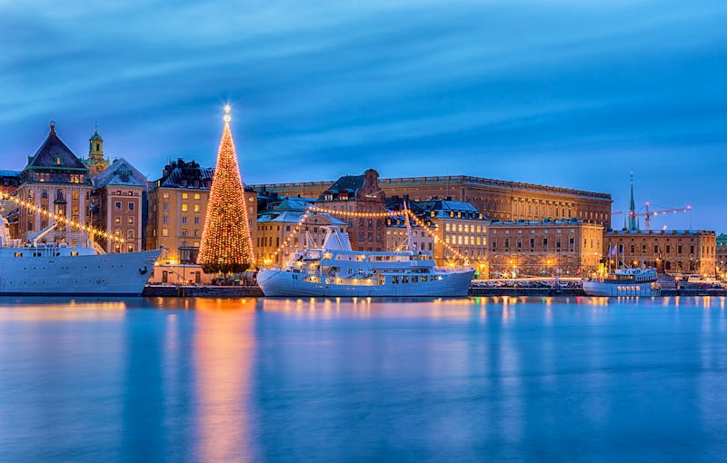 Weihnachten in Stockholm - Hafen und Altstadt festlich geschmückt - ©©huxflux - stock.adobe.com