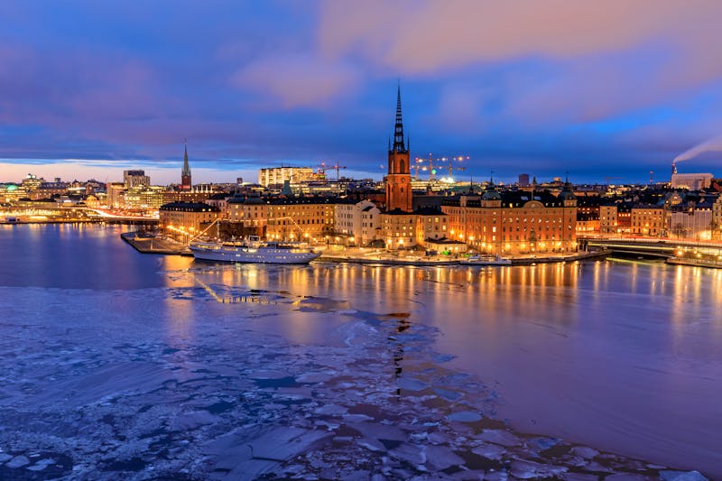 Stockholm - Blick auf das winterliche beleuchtete Riddarholmen - ©©korkeakoski - stock.adobe.com