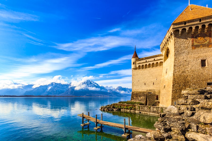 Festung in Montreux am Ufer des Genfer Sees – © ©kenzie - stock.adobe.com
