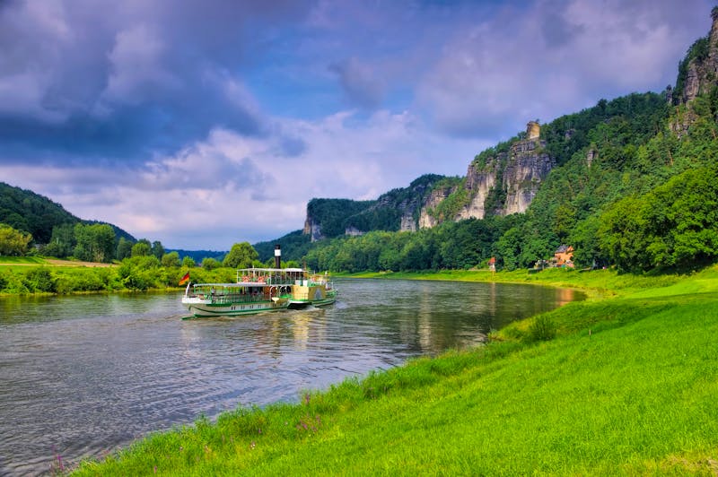 Elbsandsteingebirge Elbe mit Schiff - Elbe sandstone mountains, river and ship - ©©LianeM - stock.adobe.com