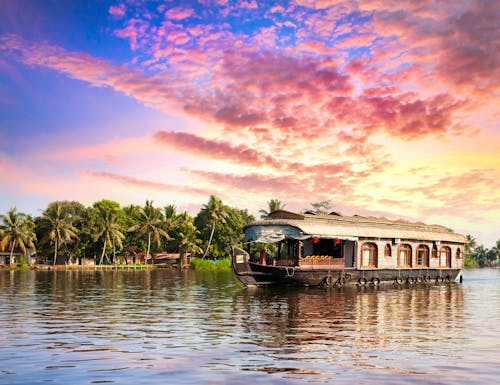 Hausboot in Backwaters, Indien – © byheaven - Fotolia