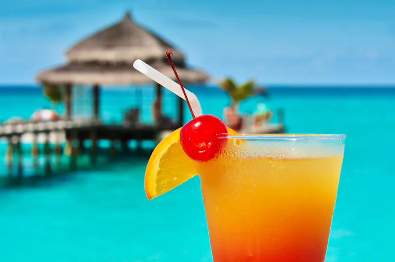 Karibik-Feeling - Cocktail am Strand auf den Malediven - &copy;©MARIMA - stock.adobe.com