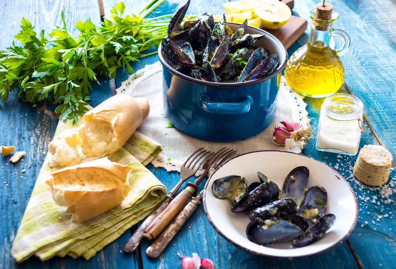 Miesmuscheln mit Buzara-Sose - ©©Daniel Vincek - stock.adobe.com