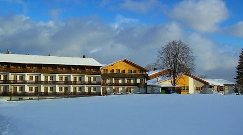 Landhotel Tannenhof in Spiegelau - Außenansicht – © Landhotel Tannenhof in Spiegelau