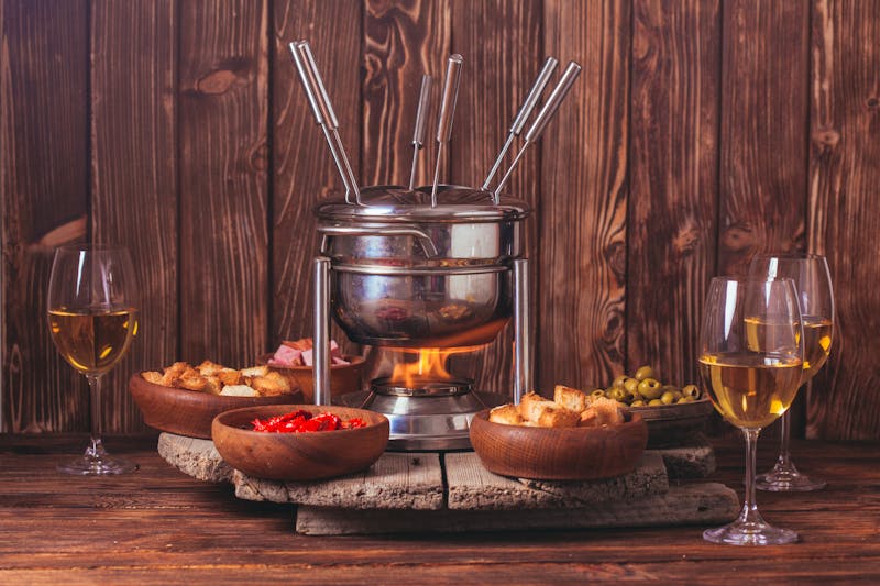 Fondue-Essen mit Wein - ©oksix - stock.adobe.com