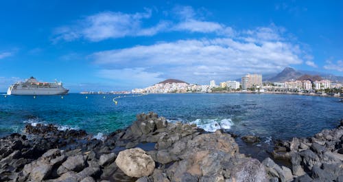 Fährschiff bei Los Cristianos, Teneriffa &ndash; &copy; ©Robert Schneider - stock.adobe.com