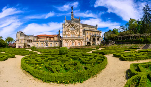 Bussaco Park und Schloss in Portugal &ndash; &copy; ©alexanderkonsta - stock.adobe.com